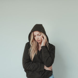 blond-woman-in-black-sweater-closes-her-eyes Πουλόβερ Μαύρο 002