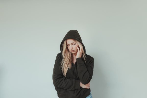 blond-woman-in-black-sweater-closes-her-eyes Πουλόβερ Μαύρο 002