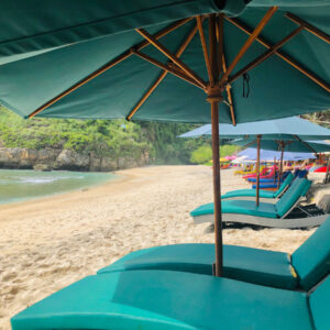 blue-sun-shades-and-deck-chairs-on-a-golden-sandy-beach Γυαλιά Ηλίου Μπλε
