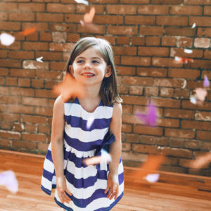blue-white-striped-dress-on-girl Φόρεμα Ριγέ Μπλε