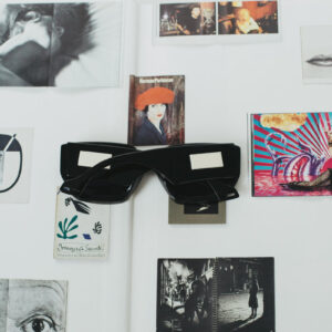 bold-black-sunglasses-lay-in-a-open-book Γυαλιά Ηλίου Μαύρο 007