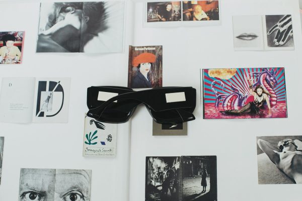 bold-black-sunglasses-lay-in-a-open-book Γυαλιά Ηλίου Μαύρο 007