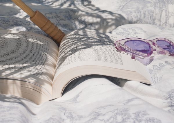 book-lays-open-next-to-purple-cateye-sunglasses Γυαλιά Ηλίου Μωβ 002