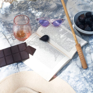 book-lays-open-with-food-and-drink-and-a-summer-hat Καπέλο Καλοκαιρινό 002