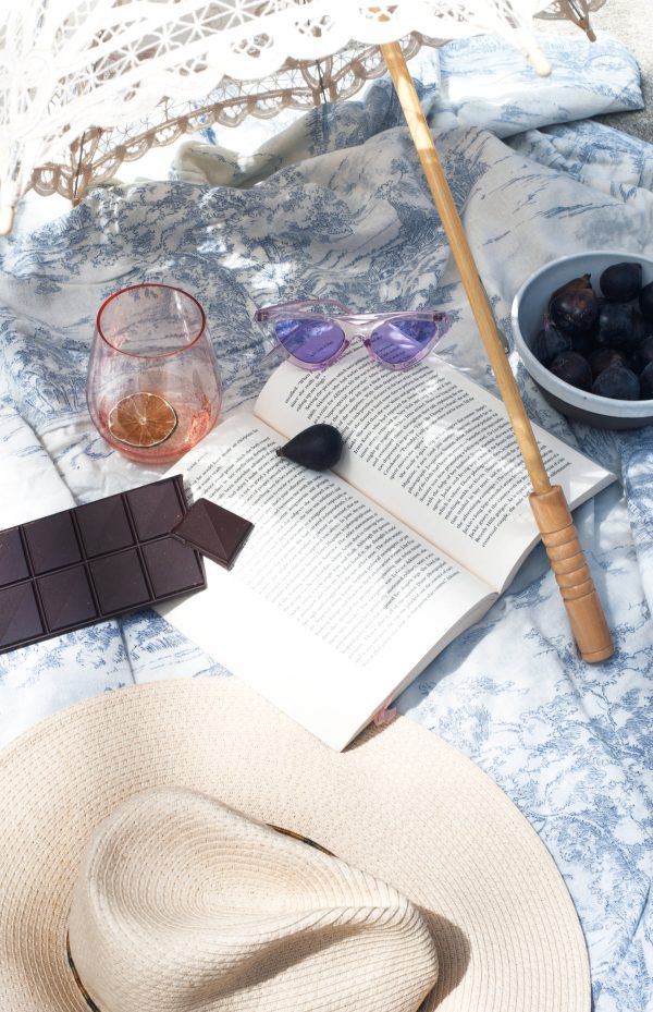 book-lays-open-with-food-and-drink-and-a-summer-hat Καπέλο Καλοκαιρινό 002