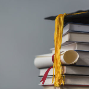 books-with-graduation-cap-and-diploma Καπέλο Jockey 013