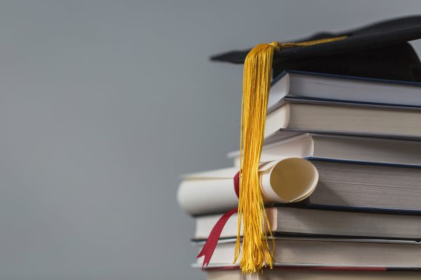 books-with-graduation-cap-and-diploma Καπέλο Jockey 013