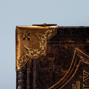 brass-cap-on-the-corner-of-bible Καπέλο Jockey 016