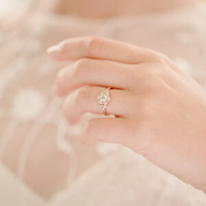 bride-holds-up-wedding-ring Δαχτυλίδι 024