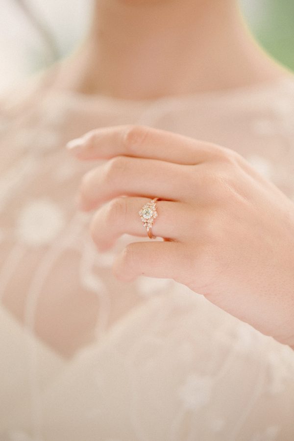 bride-holds-up-wedding-ring Δαχτυλίδι 024
