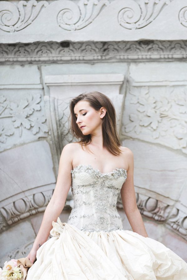 bride-in-detailed-wedding-gown Μακρύ Φόρεμα 014