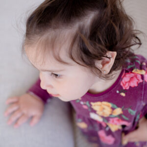 camera-looks-down-at-a-toddler-dressed-in-pink-floral-sweater Πουλόβερ Φλοράλ Ροζ