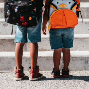 children-wearing-school-bags Τσάντες 003