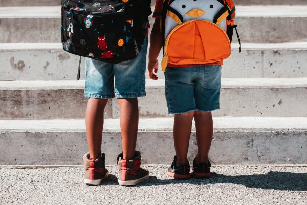 children-wearing-school-bags Τσάντες 003