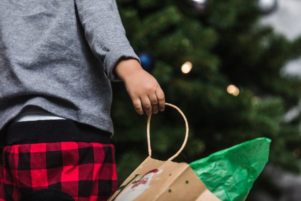 chubby-baby-hand-holding-gift-bag Βαλίτσα Ταξιδίου Ανδρικό