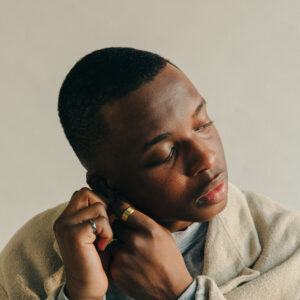 close-up-man-adjusts-his-earring Σκουλαρίκι 003
