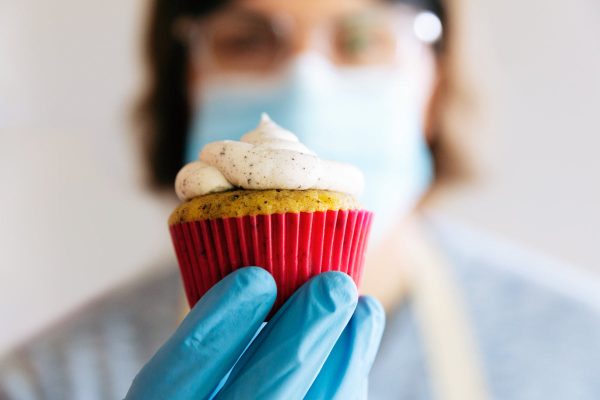 close-up-of-a-cupcake-held-with-gloves Γάντια 009