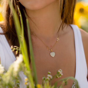 close-up-of-a-gold-necklace-on-a-person-in-a-white-shirt Κολιέ Χρυσό 008