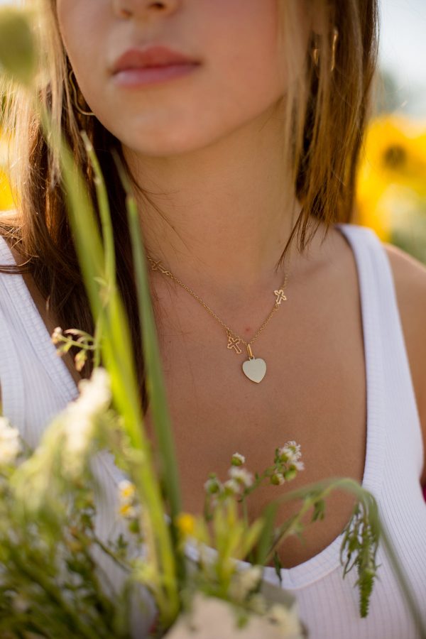 close-up-of-a-gold-necklace-on-a-person-in-a-white-shirt Κολιέ Χρυσό 008
