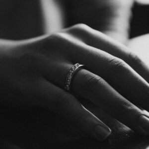close-up-of-a-hand-with-a-ring-on-it Δαχτυλίδι 031
