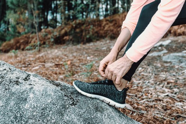 Close up of an old woman tying her tennis laces in the forest Παπούτσια High-Top Μαύρο