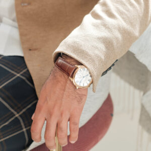 close-up-of-classic-gold-and-leather-watch Ρολόι Κλασικό Χρυσό
