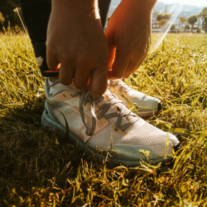 close-up-of-person-tying-their-shoe Παπούτσι 008