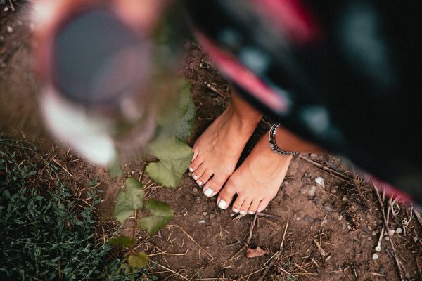 close-up-shot-womans-feet-and-anklet Σκουλαρίκια 008
