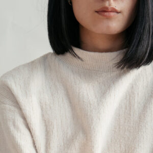 close-up-showing-detail-of-cream-sweater Πουλόβερ Κρεμ 002