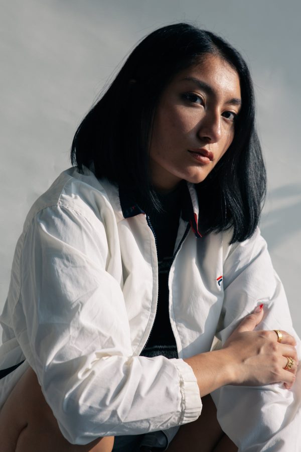 close-up-woman-posing-in-white-casual-jacket Μπουφάν Casual Λευκό