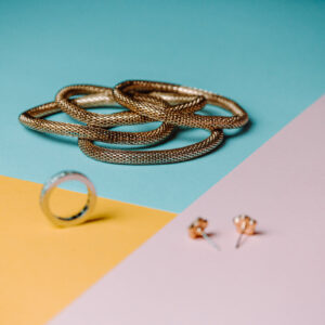 colorful-background-with-gold-jewelry-displayed-on-it Κόσμημα Χρυσό