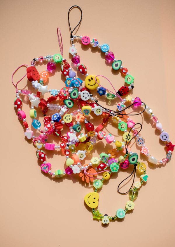 colorful-beaded-bracelets-on-a-beige-background Βραχιόλια Μπεζ
