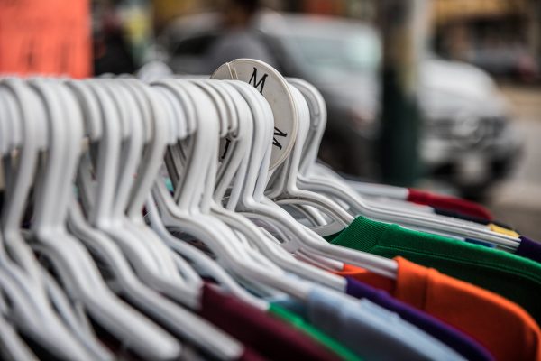 colorful-t-shirts-on-clothing-rack-size-medium Πουκάμισα 005