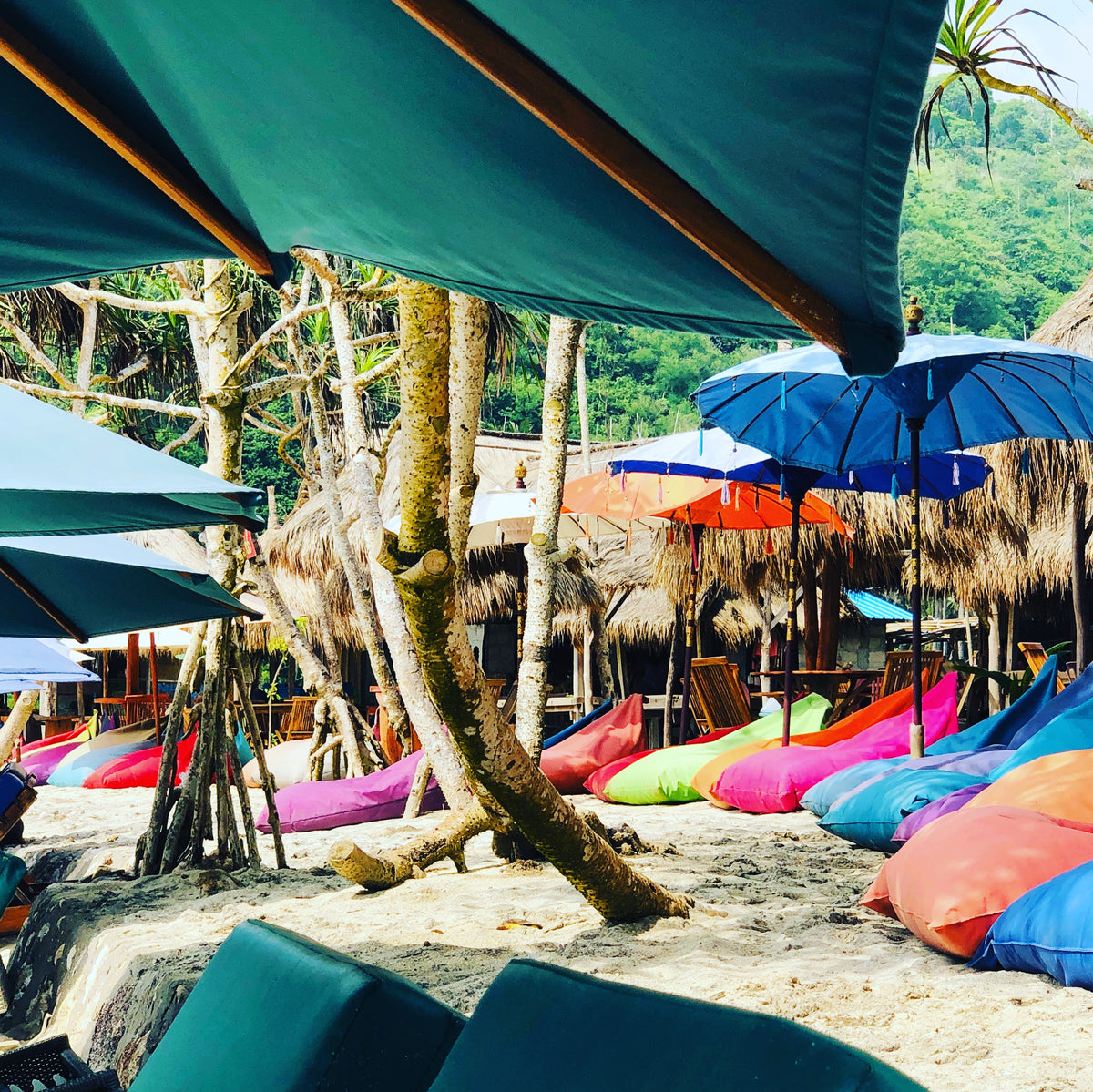 colourful-bean-bags-on-a-beach-under-blue-shades-and-trees Τσάντες Μπλε
