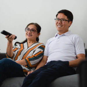 couple-watches-television-on-grey-couch Ρολόγια Γκρι