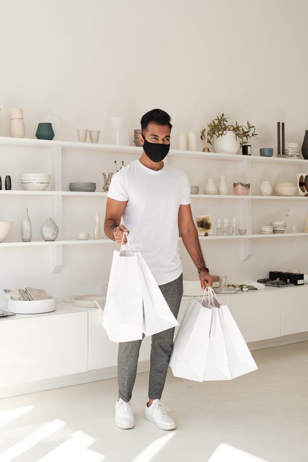 customer-in-face-mask-smiles-and-holds-white-shopping-bags Τσάντες Λευκό 005