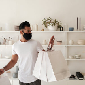 customer-leaves-store-with-shopping-bags Τσάντες 007