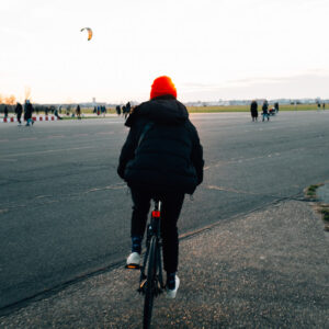 cyclist-with-red-hat Καπέλο Κόκκινο