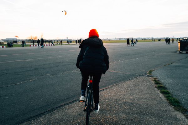 cyclist-with-red-hat Καπέλο Κόκκινο