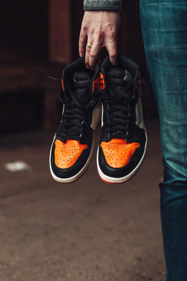 dangling-black-fashion-sneakers-held-between-fingertips Sneakers Μαύρο 009