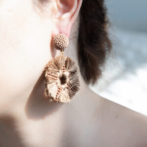 ear-close-up-with-a-light-brown-statement-earring Σκουλαρίκι Καφέ