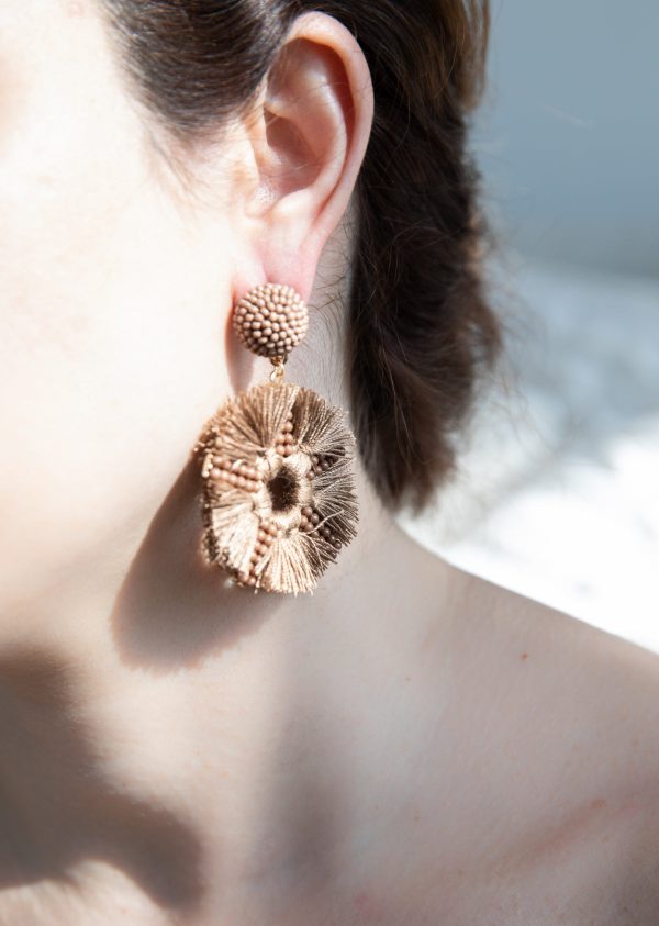 ear-close-up-with-a-light-brown-statement-earring Σκουλαρίκι Καφέ