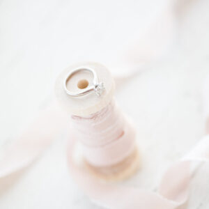 engagement-ring-on-wooden-spool Δαχτυλίδι 022