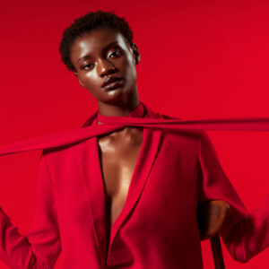 fashion-model-poses-with-scarf Κασκόλ 003