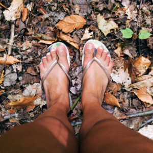 feet-in-sandals-on-fall-leaves Σανδάλια 002