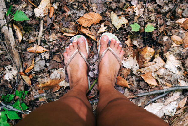 feet-in-sandals-on-fall-leaves Σανδάλια 002