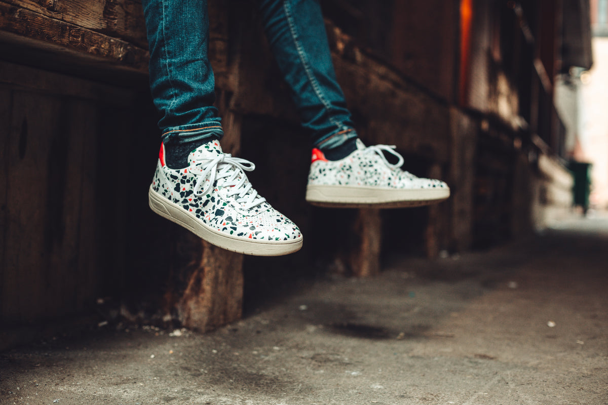 feet-wearing-white-patterned-trainers Αθλητικά Παπούτσια Λευκό