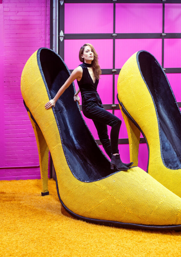female-model-balances-inside-a-giant-yellow-shoe Παπούτσι Κίτρινο
