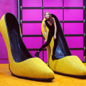 female-model-perches-atop-giant-yellow-high-heel-shoes Παπούτσια Κίτρινο