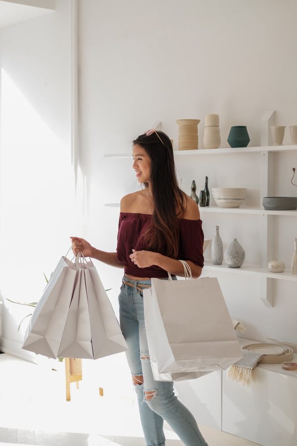 female-with-white-shopping-bags Τσάντες Λευκό 002